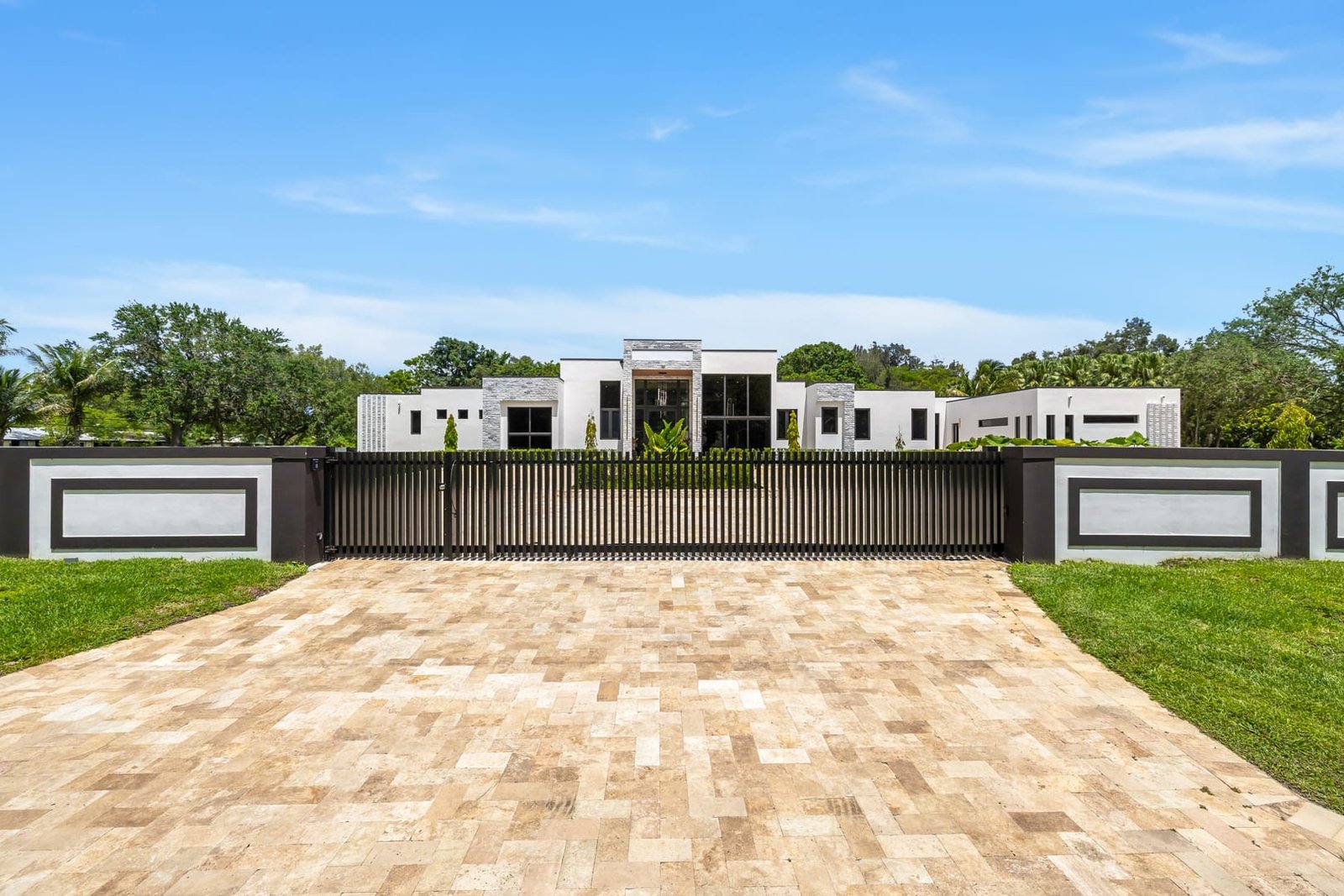 Front exterior of a Cooper City luxury estate photographed by Miami Luxe Images